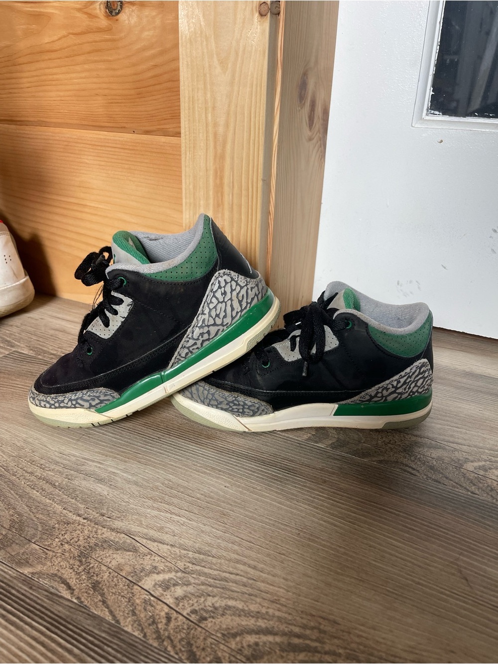 Jordan Kids Black and Green Retro Low-Top Sneakers